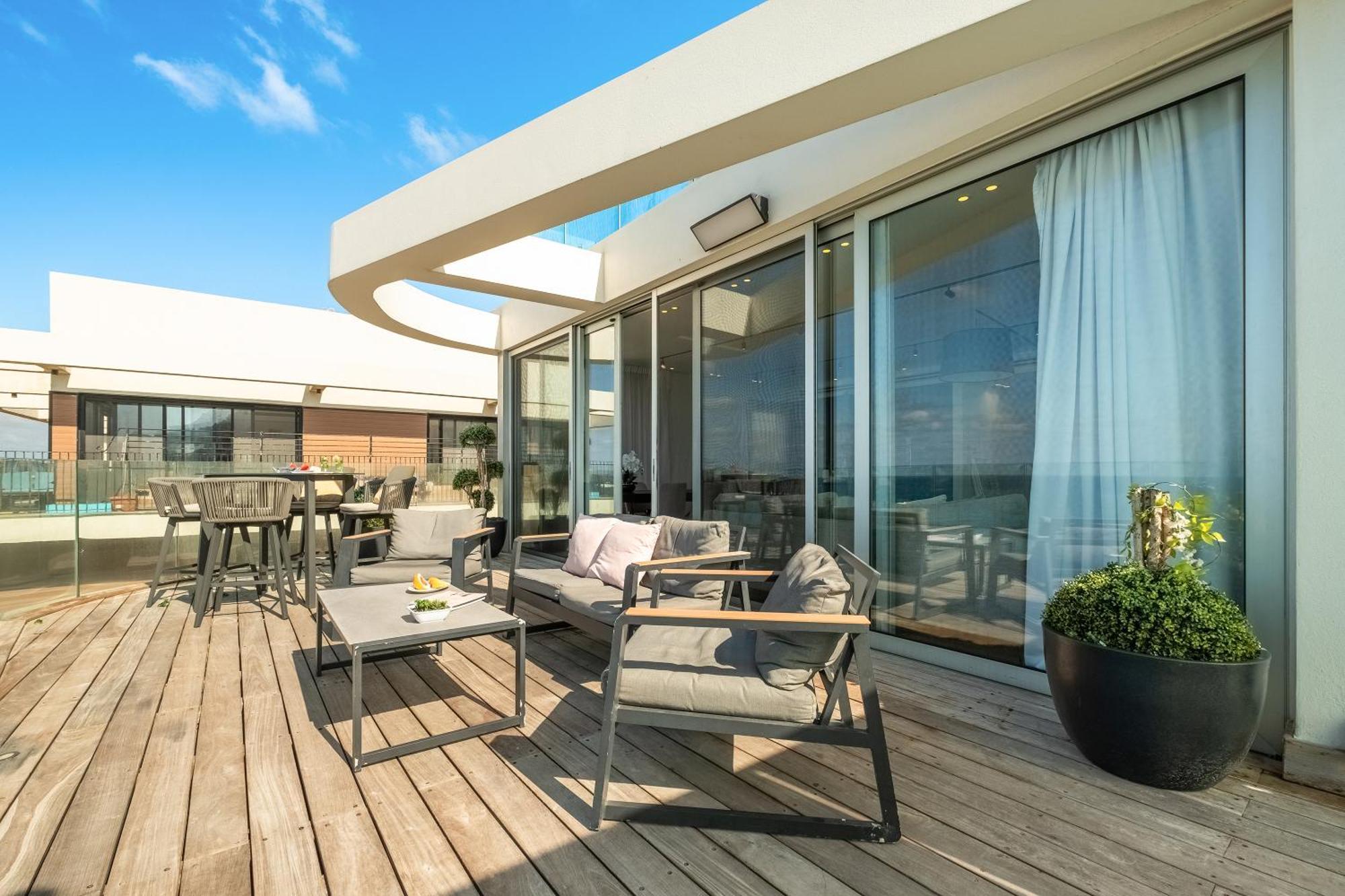 Penthouse 3Br + Roof Top + Parking - On The Beach Haifa Kültér fotó