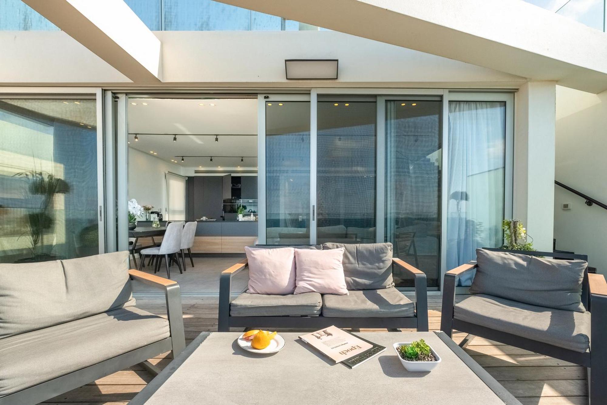 Penthouse 3Br + Roof Top + Parking - On The Beach Haifa Kültér fotó