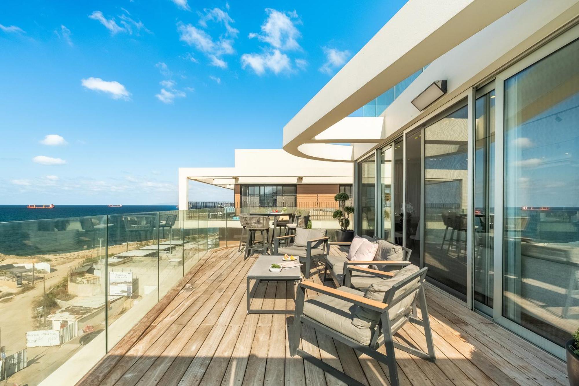 Penthouse 3Br + Roof Top + Parking - On The Beach Haifa Kültér fotó