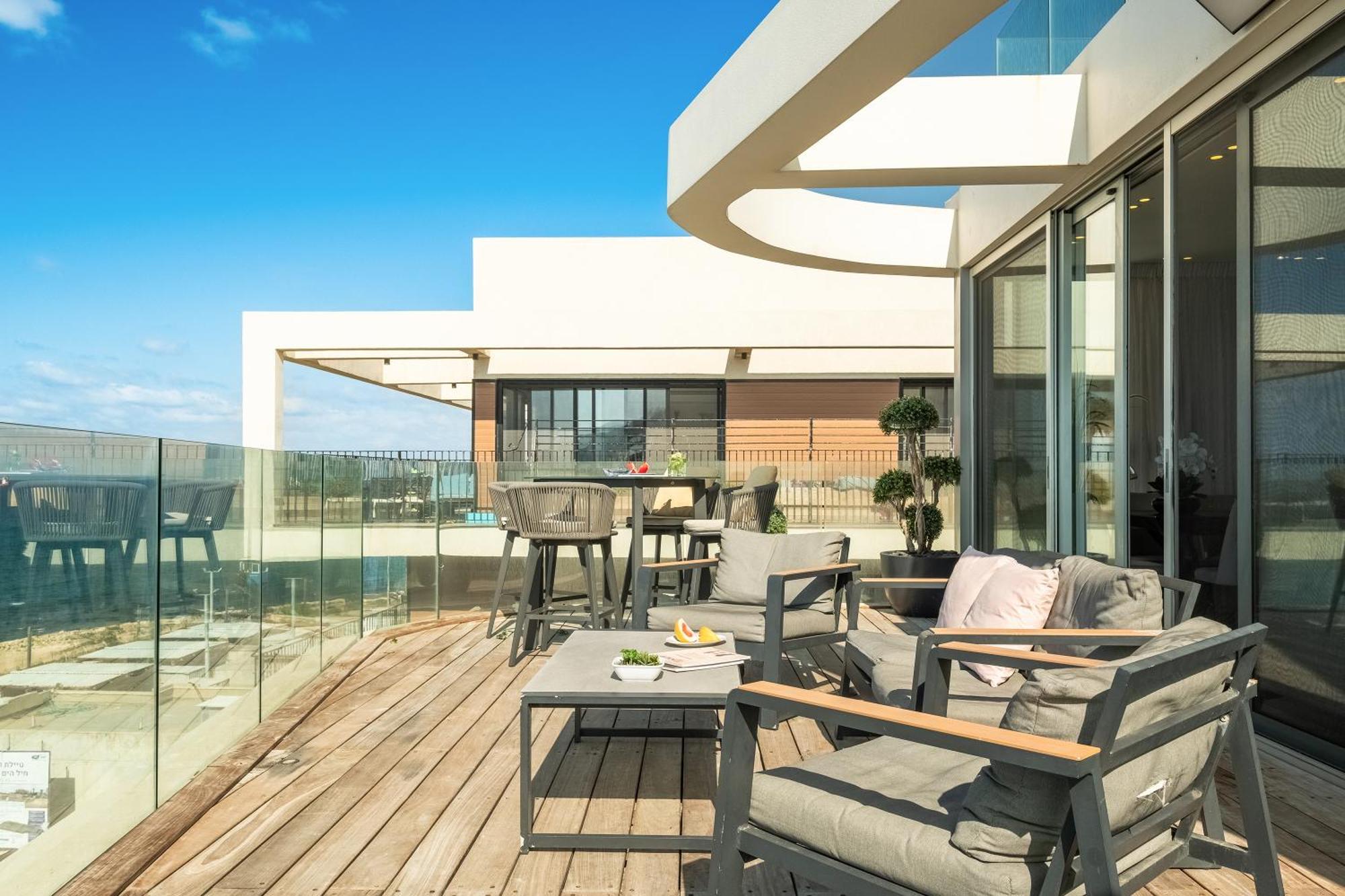 Penthouse 3Br + Roof Top + Parking - On The Beach Haifa Kültér fotó