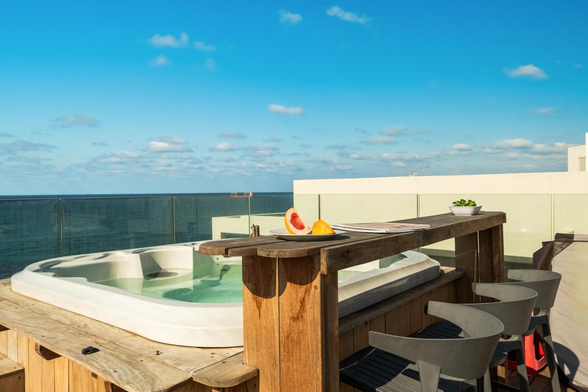 Penthouse 3Br + Roof Top + Parking - On The Beach Haifa Kültér fotó
