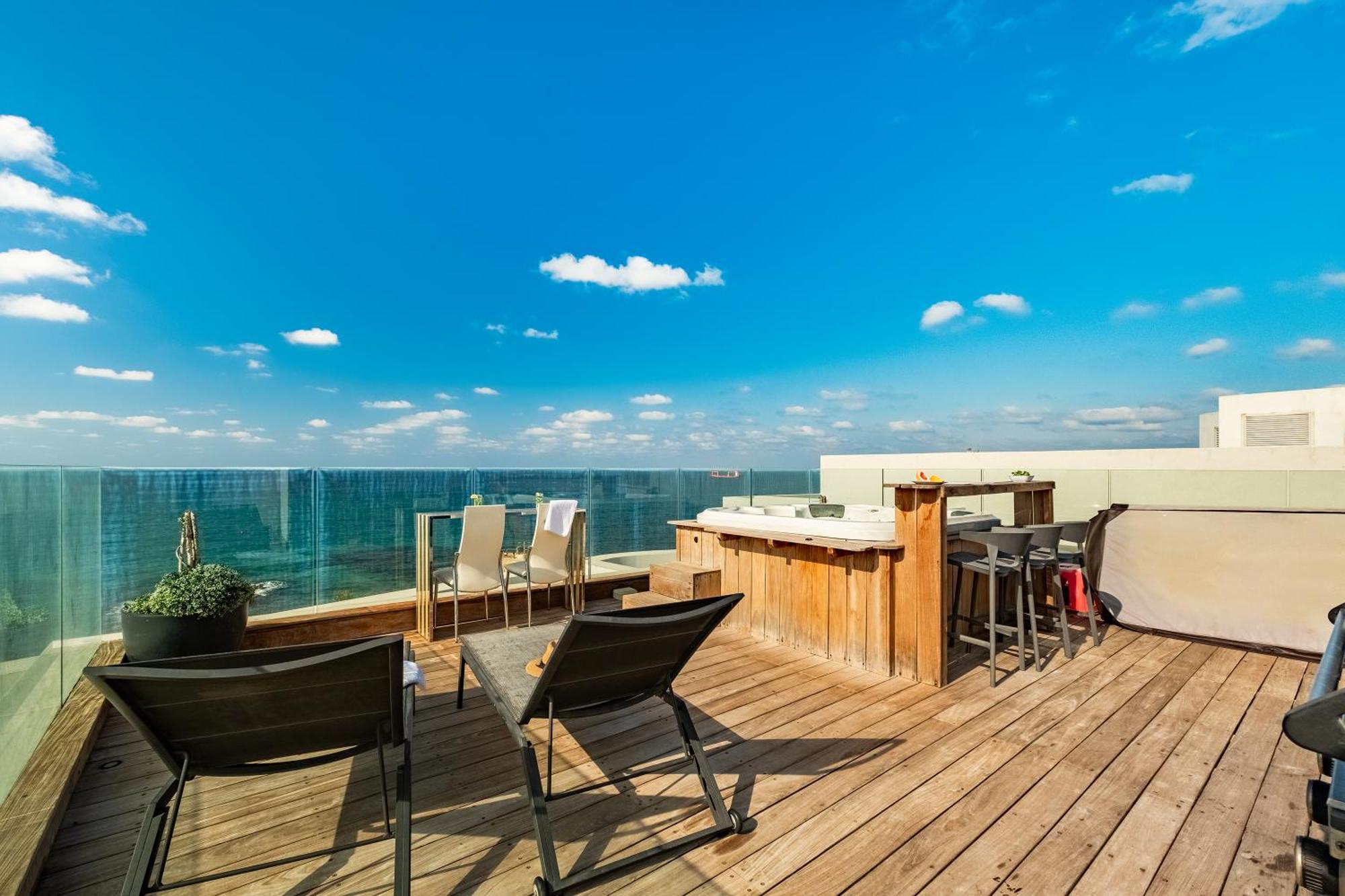 Penthouse 3Br + Roof Top + Parking - On The Beach Haifa Kültér fotó